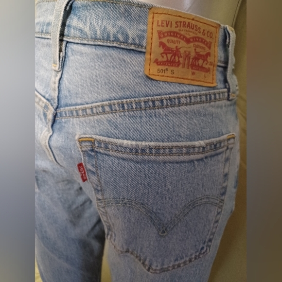 A Levi Strauss 501 Classic Button Fly Light Wash Blue Jeans - Picture 8 of 15